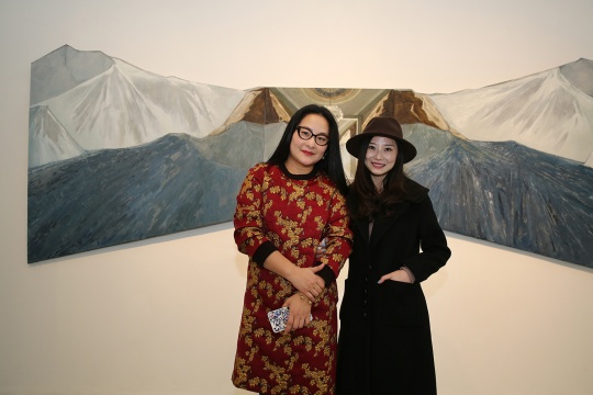 艾米李画廊负责人李颖（左）与艺术家刘玉洁合影