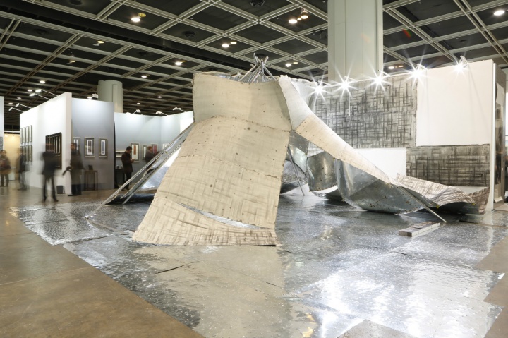 3812画廊带来的邢罡作品吸引观众驻足
3812画廊带来的邢罡作品吸引观众驻足