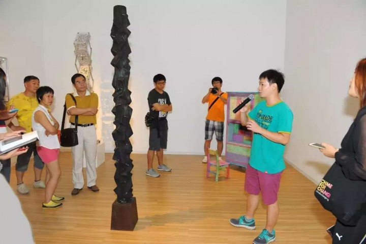 夏季举办的”新雕塑第二回“展览既延续着Hi艺术中心首展中展现出的学术定位,又为雕塑艺术家提供着一个全新的亮相平台。图为青年艺术家王礼军在展览现场介绍作品。 夏季举办的”新雕塑第二回“展览既延续着Hi艺术中心首展中展现出的学术定位,又为雕塑艺术家提供着一个全新的亮相平台。图为青年艺术家王礼军在展览现场介绍作品。