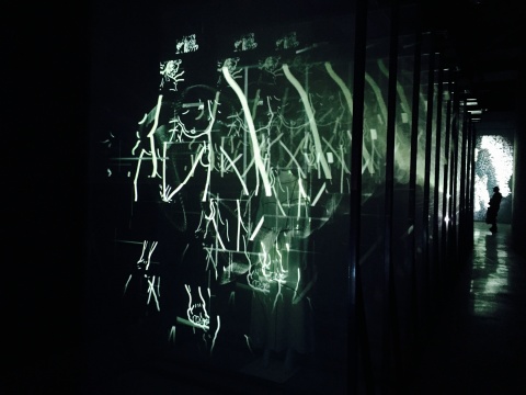 光物质实验室X于惋宁2016年作品《筑/异》，这件服装、影像空间装置前驻足的观众最多、最久
