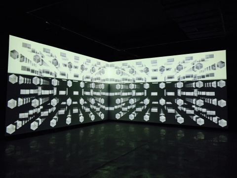 苗晶2014年声音影像视听装置作品《无限》,占据两面展墙空间
苗晶2014年声音影像视听装置作品《无限》,占据两面展墙空间