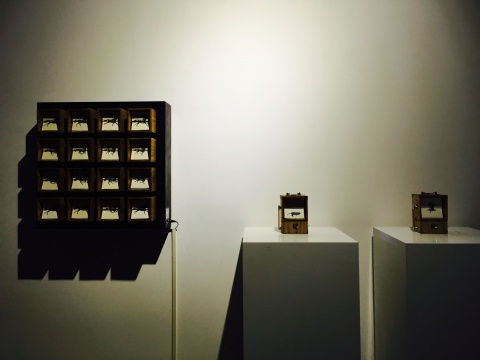 成都当地艺术家吴晓非2015年作品《十六宫格》,观众可触摸开关,随即木盒中纸面迅速翻动,别开生面的“动画”作品,发到朋友圈,点赞太多之外,更多是询问出自哪位艺术家之手
成都当地艺术家吴晓非2015年作品《十六宫格》,观众可触摸开关,随即木盒中纸面迅速翻动,别开生面的“动画”作品,发到朋友圈,点赞太多之外,更多是询问出自哪位艺术家之手