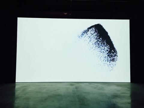 成都当地艺术家李琨2012年声音影像视听装置作品《“真实”的维度I》,影像中的图像如飞沙舞动
成都当地艺术家李琨2012年声音影像视听装置作品《“真实”的维度I》,影像中的图像如飞沙舞动