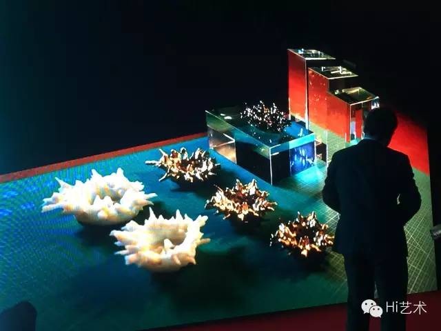 艺术家aaajiao设计了本届奖杯,大屏中他正在阐述设计理念、展示奖杯造型 艺术家aaajiao设计了本届奖杯,大屏中他正在阐述设计理念、展示奖杯造型