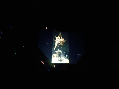 展厅灯光昏暗,藏品成为唯一注目的焦点,此作品位于独立搭建的站台上
展厅灯光昏暗,藏品成为唯一注目的焦点,此作品位于独立搭建的站台上