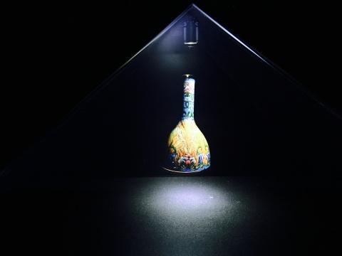 瓶身转动,时而消失徒留空空的展台,见证4D多媒体艺术的魅力
瓶身转动,时而消失徒留空空的展台,见证4D多媒体艺术的魅力