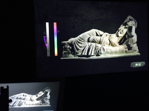 作品《沉睡的阿里阿德涅》,左下角图为展厅内观众互动部分,在作品的两个竖条色带中可以看到
作品《沉睡的阿里阿德涅》,左下角图为展厅内观众互动部分,在作品的两个竖条色带中可以看到