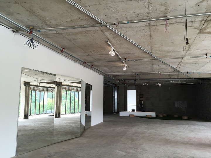 今格空间开幕展“虚空:禅意之维”,毛坯房质感的今格二层空间,光线和视野都不错
今格空间开幕展“虚空:禅意之维”,毛坯房质感的今格二层空间,光线和视野都不错