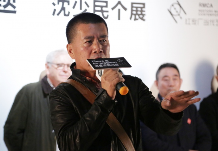 艺术家沈少民在个展“这里没有问题”现场
艺术家沈少民在个展“这里没有问题”现场
