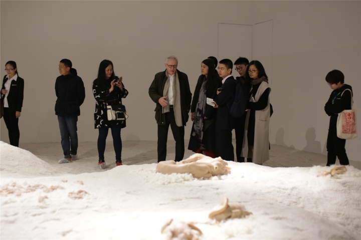 策展人大卫·艾特略为观众导览沈少民的作品《我睡在自己身上》
策展人大卫·艾特略为观众导览沈少民的作品《我睡在自己身上》