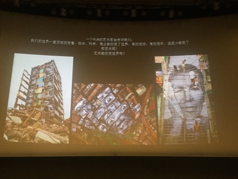 比如这个故事,法国街头艺术家JR的创作,它或许在某种程度上做到了艺术可以改变世界。
比如这个故事,法国街头艺术家JR的创作,它或许在某种程度上做到了艺术可以改变世界。