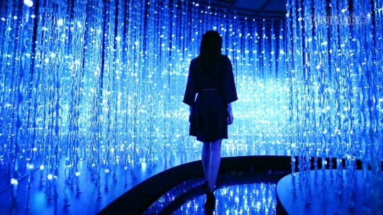 teamLab装置现场,酷炫的效果使人如同置身星空(图:Pace Gallery)
teamLab装置现场,酷炫的效果使人如同置身星空(图:Pace Gallery)