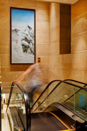 二楼电梯屠洪涛油画《雪山》  

