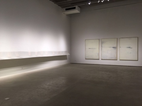 开放型的空间 严善錞的版画与布面亚克力作品相互映衬着
开放型的空间 严善錞的版画与布面亚克力作品相互映衬着
