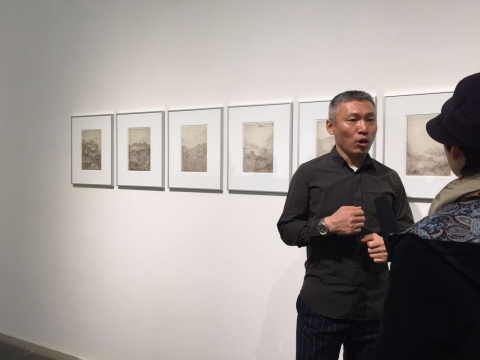​前波画廊创始人茅为清（Christophe W. Mao）在接受记者的采访
