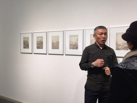 前波画廊创始人茅为清(Christophe W. Mao)在接受记者的采访
前波画廊创始人茅为清(Christophe W. Mao)在接受记者的采访
