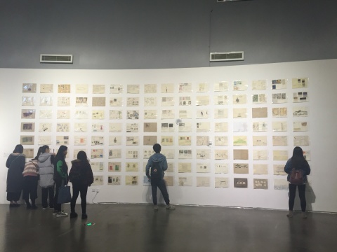 观众在艺术家肖武聪作品《艺术的准备》前驻足
观众在艺术家肖武聪作品《艺术的准备》前驻足