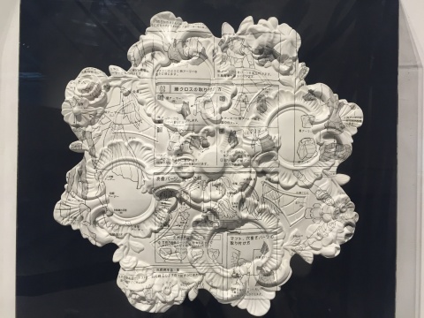 薛问问 《飞机》 55×45×12cm 聚氨PU酯、铅笔、有机玻璃 2015 薛问问 《飞机》 55×45×12cm 聚氨PU酯、铅笔、有机玻璃 2015