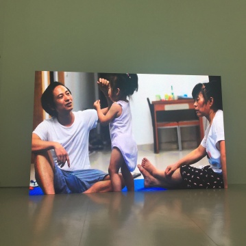 视频纪录:李燎用一年零八个月的时间教女儿说她人生的第一句话“艺术是真空”
视频纪录:李燎用一年零八个月的时间教女儿说她人生的第一句话“艺术是真空”