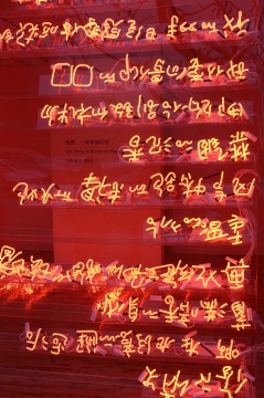诗歌通过艺术手法的转译 无不挑逗着观者的视觉
诗歌通过艺术手法的转译 无不挑逗着观者的视觉