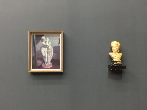 左:《爱》 40×50cm 布面油画 2016
右:《金色系列:义乌制造》 20.2×13.2×38cm 陶瓷雕像、水泥底座 2016
左:《爱》 40×50cm 布面油画 2016
右:《金色系列:义乌制造》 20.2×13.2×38cm 陶瓷雕像、水泥底座 2016