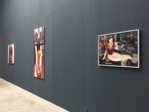 刻意选择深色的展墙 同时迎合了马文婷作品画面的色调
刻意选择深色的展墙 同时迎合了马文婷作品画面的色调