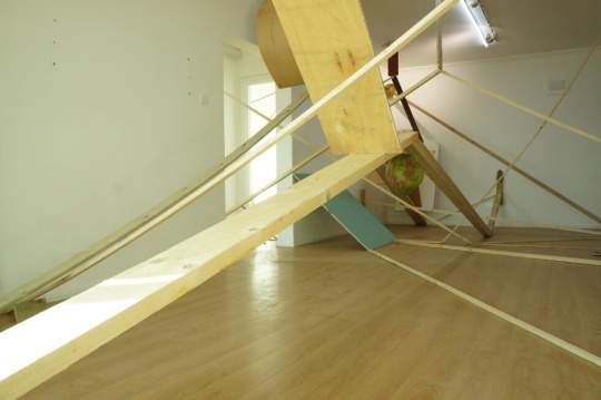 展览现场随处可见物体物体对抗之间的张力
展览现场随处可见物体物体对抗之间的张力