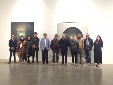 艺凯旋“Cross Thinking”展览现场,北京保利国际拍卖执行董事赵旭(左5)、北京保利现当代艺术部艺术总监常天鹄(左4)、当代艺术收藏家李苏桥(右2)等嘉宾合影。
艺凯旋“Cross Thinking”展览现场,北京保利国际拍卖执行董事赵旭(左5)、北京保利现当代艺术部艺术总监常天鹄(左4)、当代艺术收藏家李苏桥(右2)等嘉宾合影。