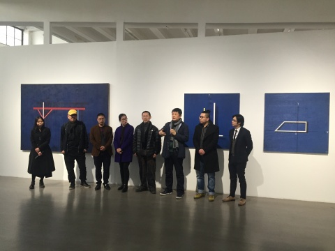 艺术家唐明伟（左三）、苏艺（左四）、策展人赵力（右三）、亚洲艺术中心负责人李宜霖（右一）与嘉宾合影
