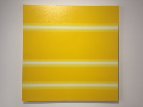 苏艺《苏艺 《律-光柱-三暖黄》，明黄色与白色的交替产生了一种光感