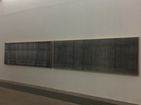 画面由一根根笔直的平等的墨线构成,横竖交织,经纬型构
画面由一根根笔直的平等的墨线构成,横竖交织,经纬型构