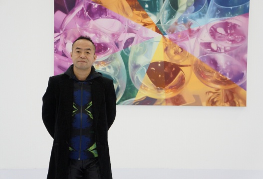 艺术家陈文波，背景作品为《最后一杯NO.1》 布面油画 300×200 2015