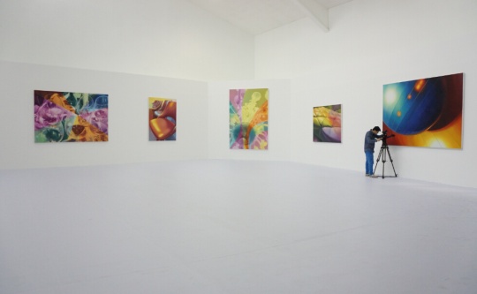展览现场，白色空间环境与陈文波作品中的色彩形成强烈的对比。
