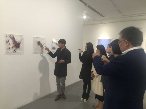 策展人萧彬为来宾讲解艺术家卢征远作品
策展人萧彬为来宾讲解艺术家卢征远作品