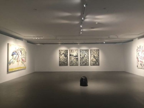 群展”佚名“展览现场
