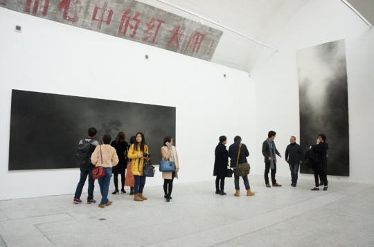 展览现场，几张大尺幅水墨与白色墙面 的映衬也是艺术家的另一重“造境”。
