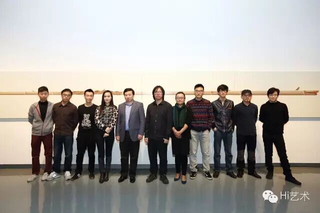 展览现场,艺术家及嘉宾合影。左起:吴海洲、蒋昭昆、林于思、吴笛笛、玉衡艺术中心负责人王刚、李军、李娜、周铭、林耿森、程保忠、许宏翔
展览现场,艺术家及嘉宾合影。左起:吴海洲、蒋昭昆、林于思、吴笛笛、玉衡艺术中心负责人王刚、李军、李娜、周铭、林耿森、程保忠、许宏翔