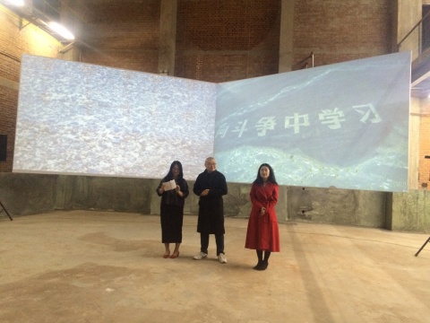 雎安奇《大字》开幕现场，左1为在3画廊艺术总监棉布，左2为艺术家雎安奇
