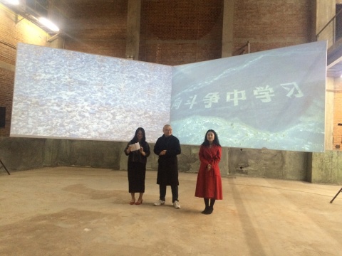 雎安奇《大字》开幕现场,左1为在3画廊艺术总监棉布,左2为艺术家雎安奇 雎安奇《大字》开幕现场,左1为在3画廊艺术总监棉布,左2为艺术家雎安奇
