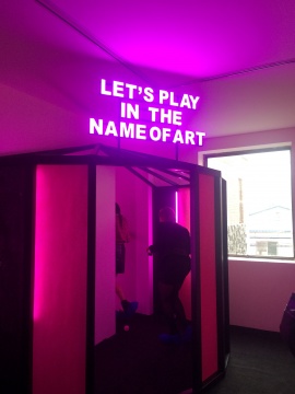 德萨画廊 王欣个展二楼装置“LET’S PLAY IN THE NAME OF ART”