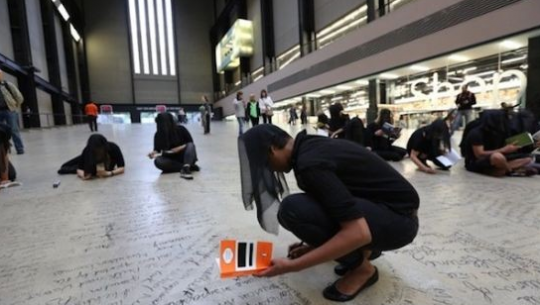 2015年6月13日抗议者在泰特现代美术馆(Tate Modern)进行25小时的“文本干预”行动(textual intervention),以反对英国石油公司(BP)的赞助
2015年6月13日抗议者在泰特现代美术馆(Tate Modern)进行25小时的“文本干预”行动(textual intervention),以反对英国石油公司(BP)的赞助