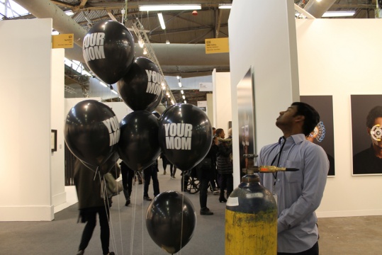 艾德·杨在展会现场发放“你妈妈气球”(图:Rain Embuscado for artnet News)
艾德·杨在展会现场发放“你妈妈气球”(图:Rain Embuscado for artnet News)