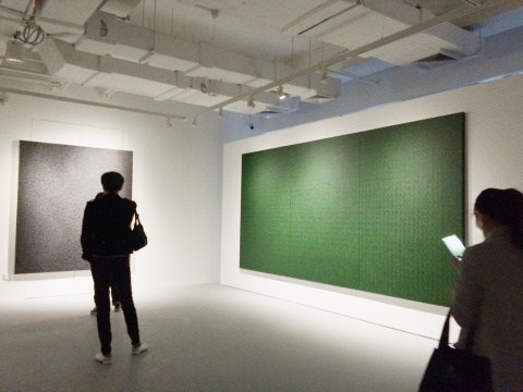 现场展出作品,右边为2015年新作《重生》 现场展出作品,右边为2015年新作《重生》