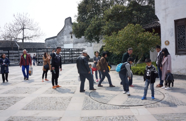 在广场上的约翰·考梅林装置作品 《任何方向》 成了观众的玩具
在广场上的约翰·考梅林装置作品 《任何方向》 成了观众的玩具