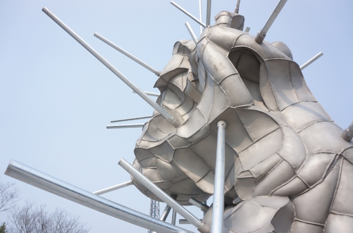 雕塑家隋建国为北栅丝厂量身定做的雕塑作品,表现两只蚕交织在一起吐丝的状态
雕塑家隋建国为北栅丝厂量身定做的雕塑作品,表现两只蚕交织在一起吐丝的状态