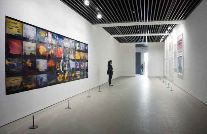 《空景》摄影 荒木经惟右边墙上达明安·赫斯特纸本丝网印刷作品《最后的晚餐》,因为巨额保险,不许观众拍照。 《空景》摄影 荒木经惟右边墙上达明安·赫斯特纸本丝网印刷作品《最后的晚餐》,因为巨额保险,不许观众拍照。