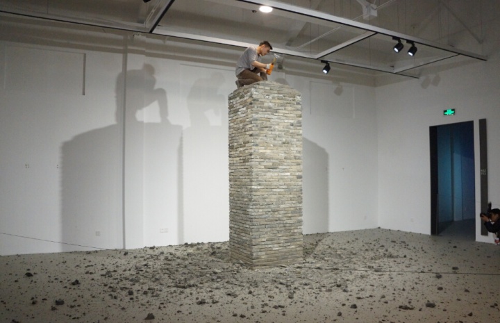 《向下运动》 行为艺术 厉槟源 艺术家事先在展厅敲碎自己搭建了“纪念碑”随着行为的进展,自己也越来越接近地面。而敲碎的过程也意味着艺术家对雕塑的瓦解。
《向下运动》 行为艺术 厉槟源 艺术家事先在展厅敲碎自己搭建了“纪念碑”随着行为的进展,自己也越来越接近地面。而敲碎的过程也意味着艺术家对雕塑的瓦解。