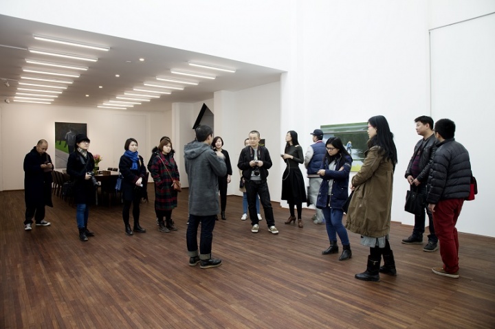 陌生来客展览现场,艺术家导览。
陌生来客展览现场,艺术家导览。
