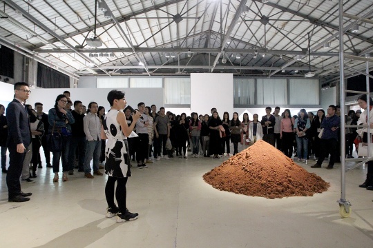 策展人刘秀仪为现场的媒体及嘉宾导览
策展人刘秀仪为现场的媒体及嘉宾导览