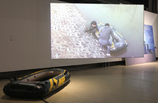 徐渠 《逆水行舟》 标清录像、橡皮艇 14’58” 2011
徐渠 《逆水行舟》 标清录像、橡皮艇 14’58” 2011